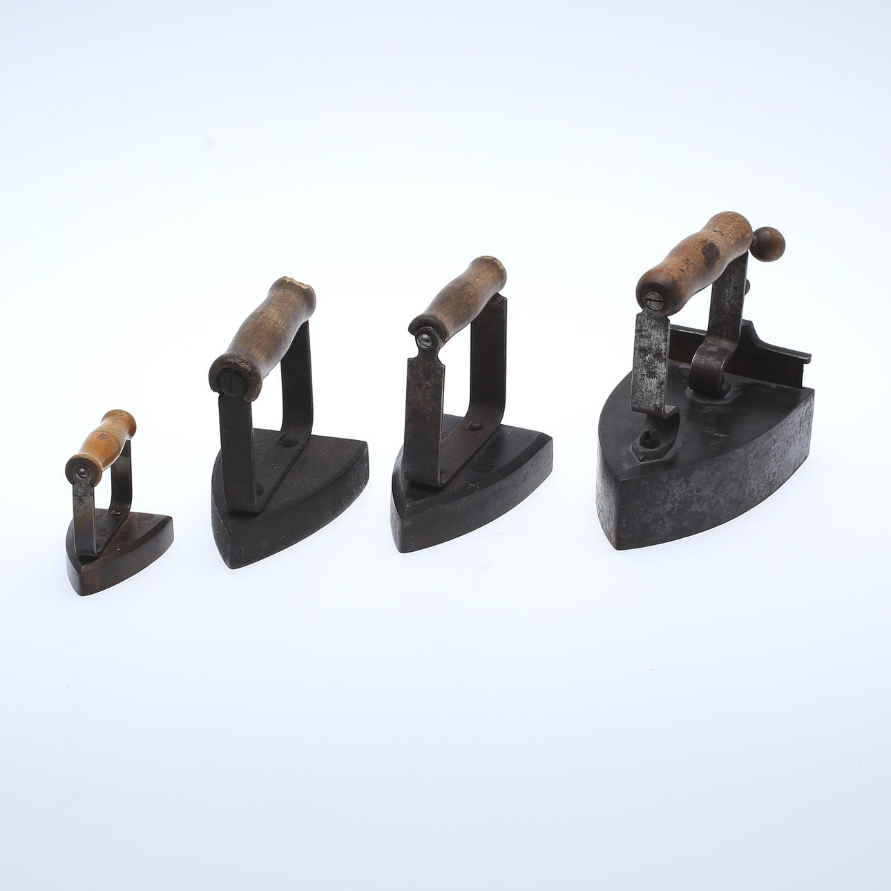 PARTI STRYKJÄRN, 4 st, järn, trä, 18/1900-tal.