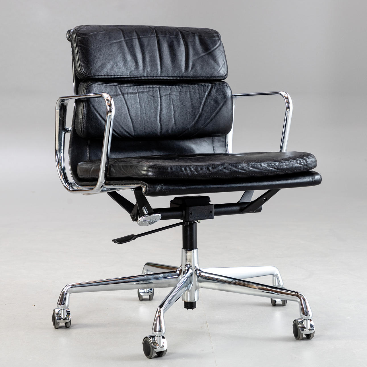 CHARLES & RAY EAMES. Silla de escritorio, Vitra 'EA217'. Almohadilla suave, cuero negro.