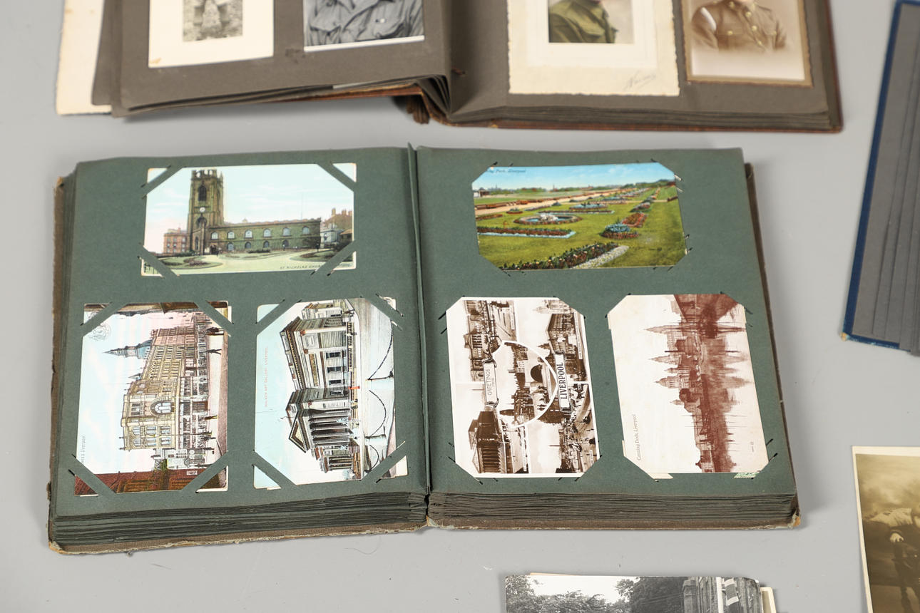 EN MÄNGD VYKORT/FOTON.