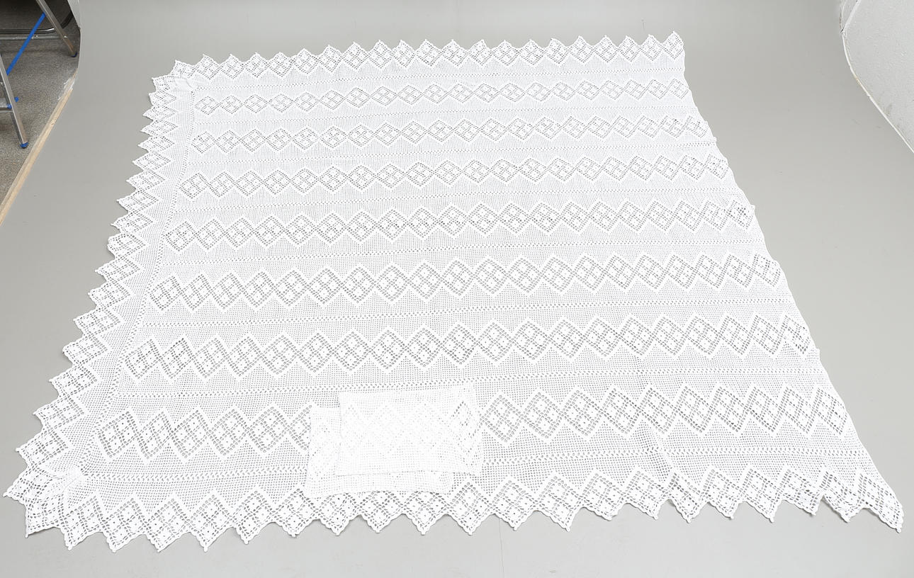 VIRKAT ÖVERKAST, till dubbelsäng, samt två ÖRNGOTT.