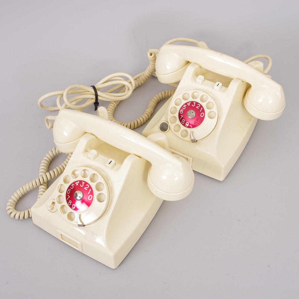 TELEFONER, 2 stycken, vit bakelit.