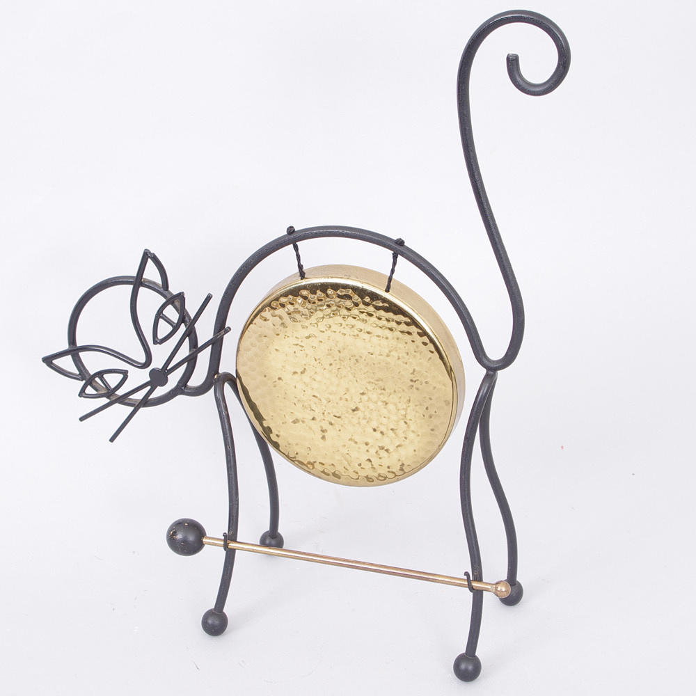 GONG-GONG i form av katt, svart metall/mässing, Ystad metall.