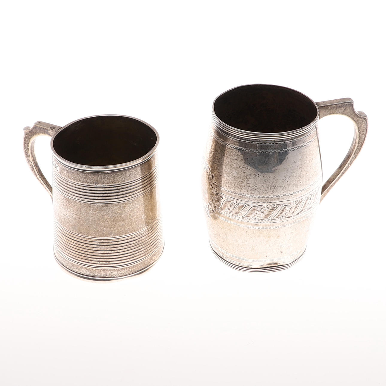 A GEORGE III SILVER BARREL MUG.