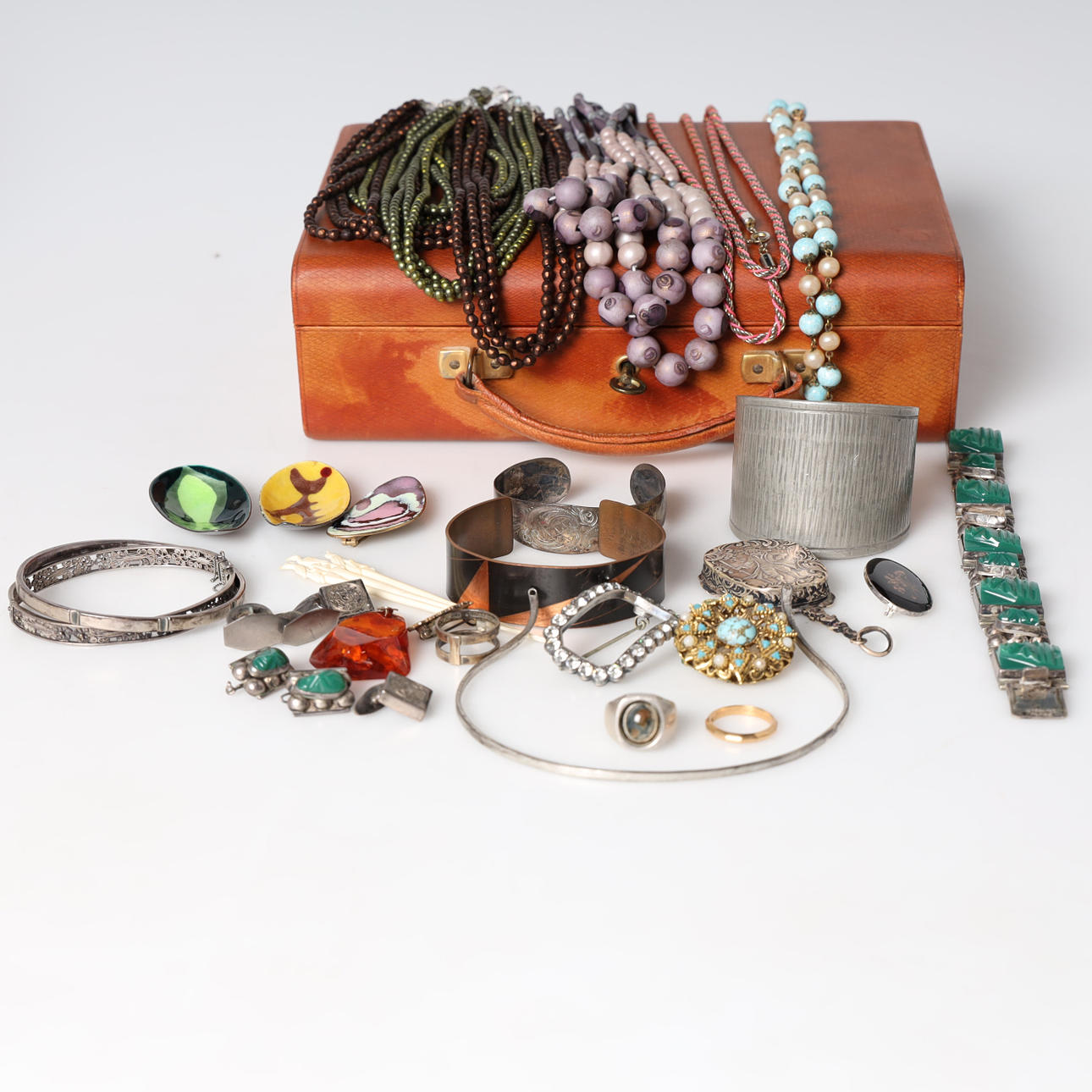 SMYCKESKRIN MED INNEHÅLL, guld, silver mm.