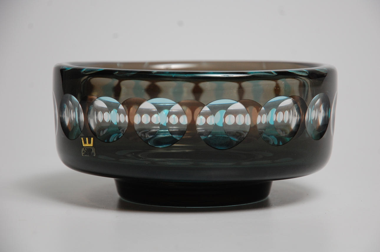 OWE SANDEBERG. SKÅL, glas, överfång, signerad, märkt Kosta 55775.