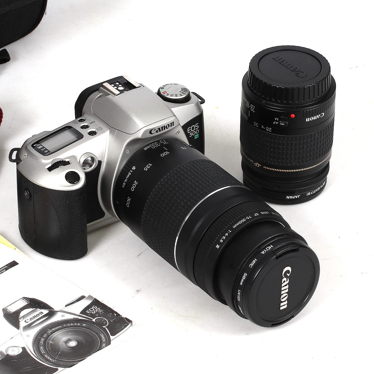 KAMERA, analog, 35 mm. Canon EOS 500 mit Objektiv und Einbeinstativ.