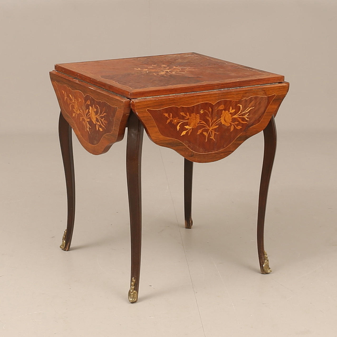 TABLE with flaps, rococo style with marquetry, 20th century.