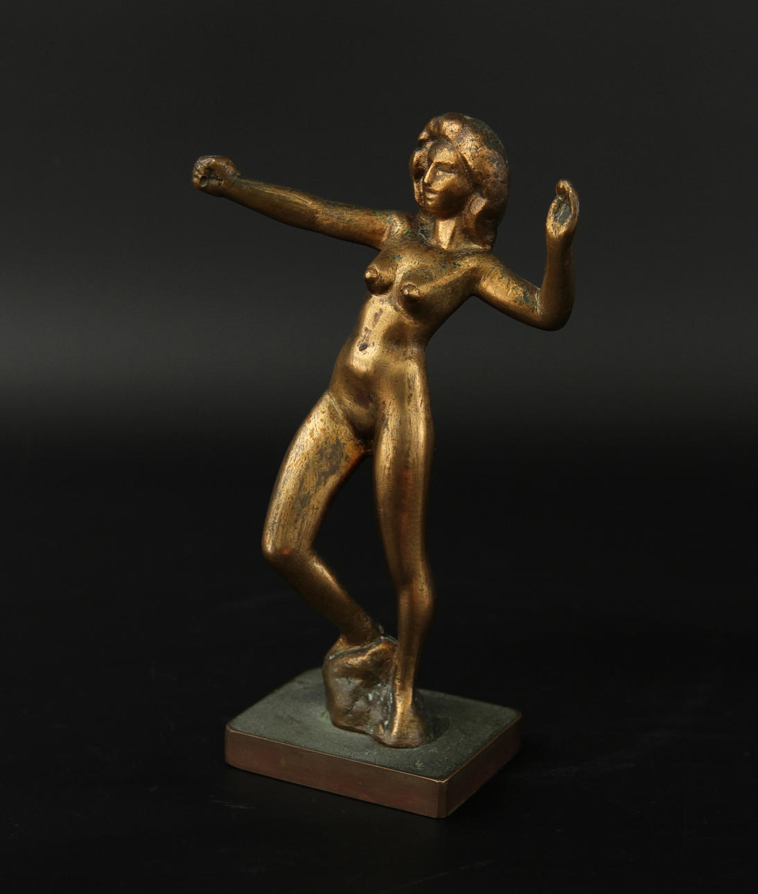 OKÄND KONSTNÄR. Kvinna. Patinerad brons.