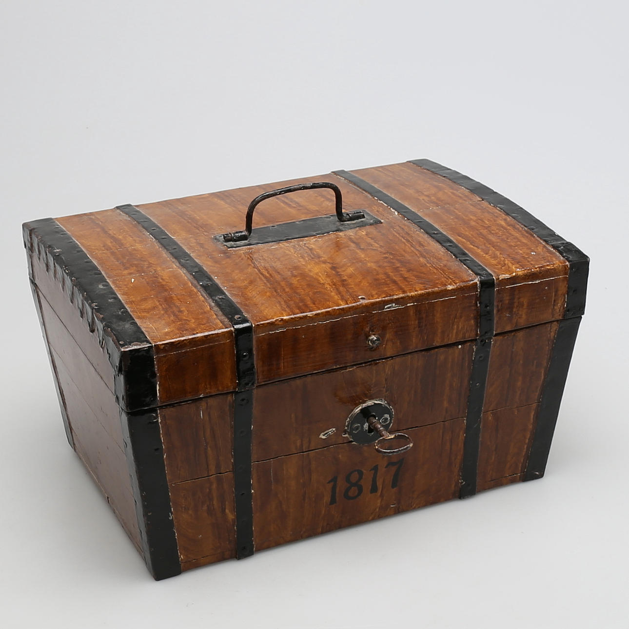 KISTA i trä med metallbeslag, 1800/1900-tal.