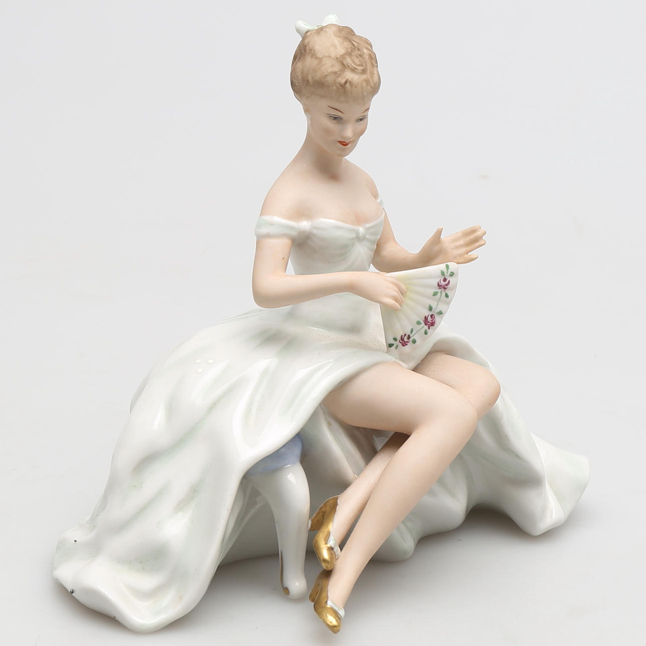 FIGURIN i porslin, kvinna med solfjäder, Wallendorf. Tyskland.