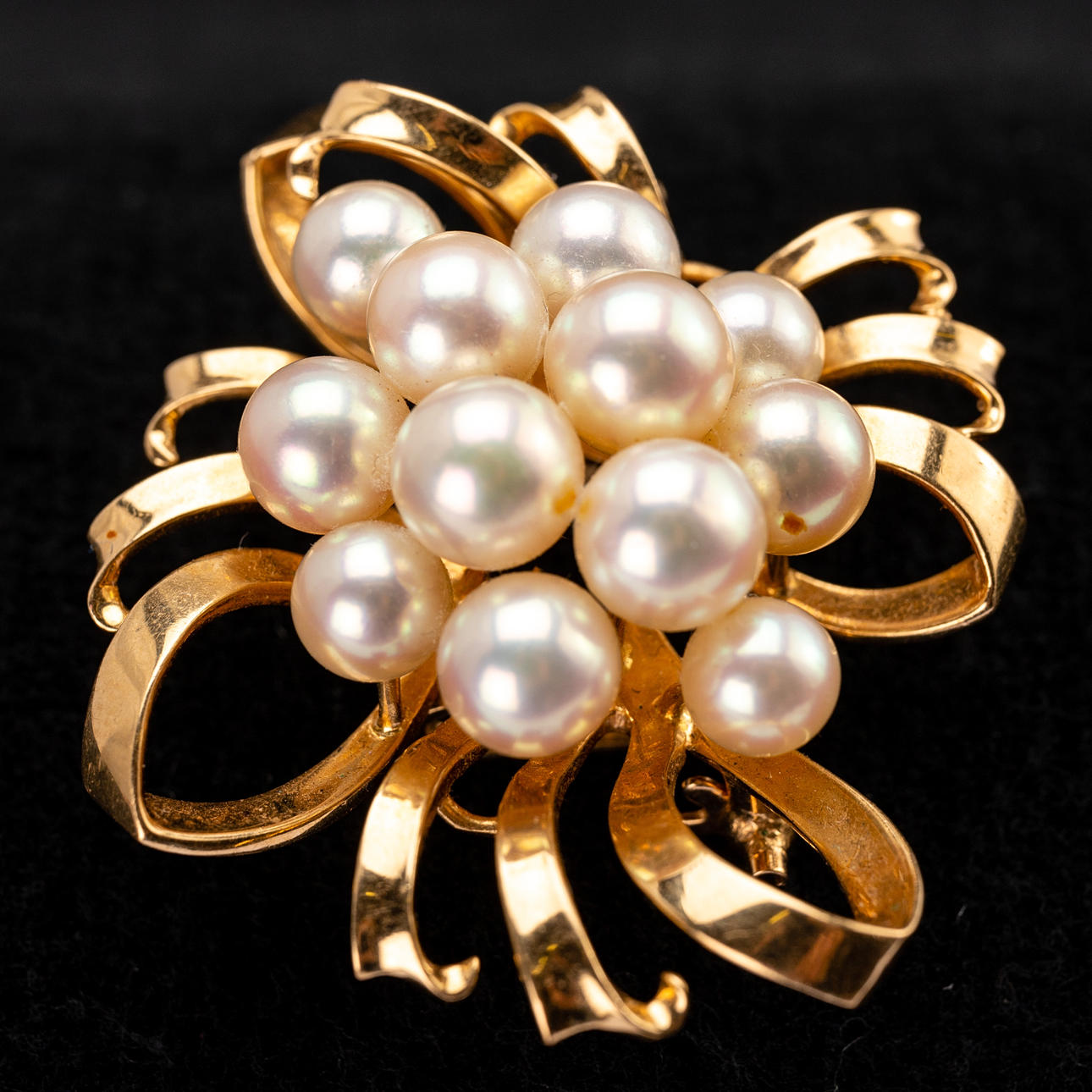 Gold Brosche mit Perlen.