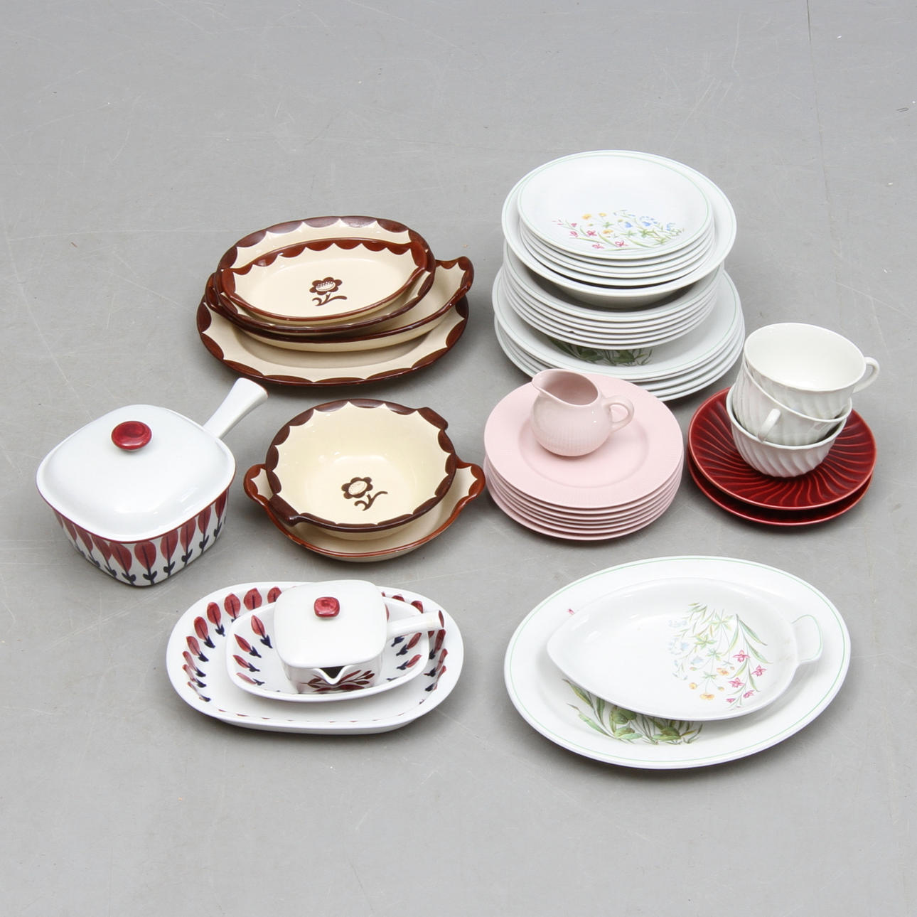 PARTI KERAMIK, bland annat "Rådabruk Rödvinge" och "Vår" Rörstrand.