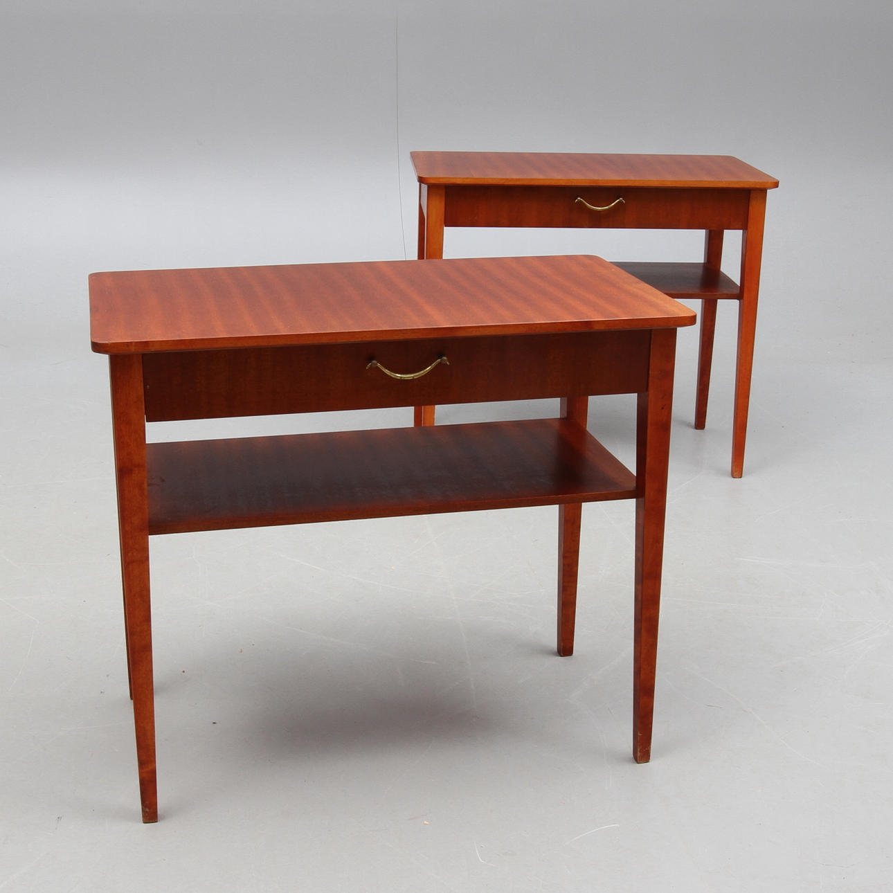 SÄNGBORD, ett par, omkring 1900-talets mitt.