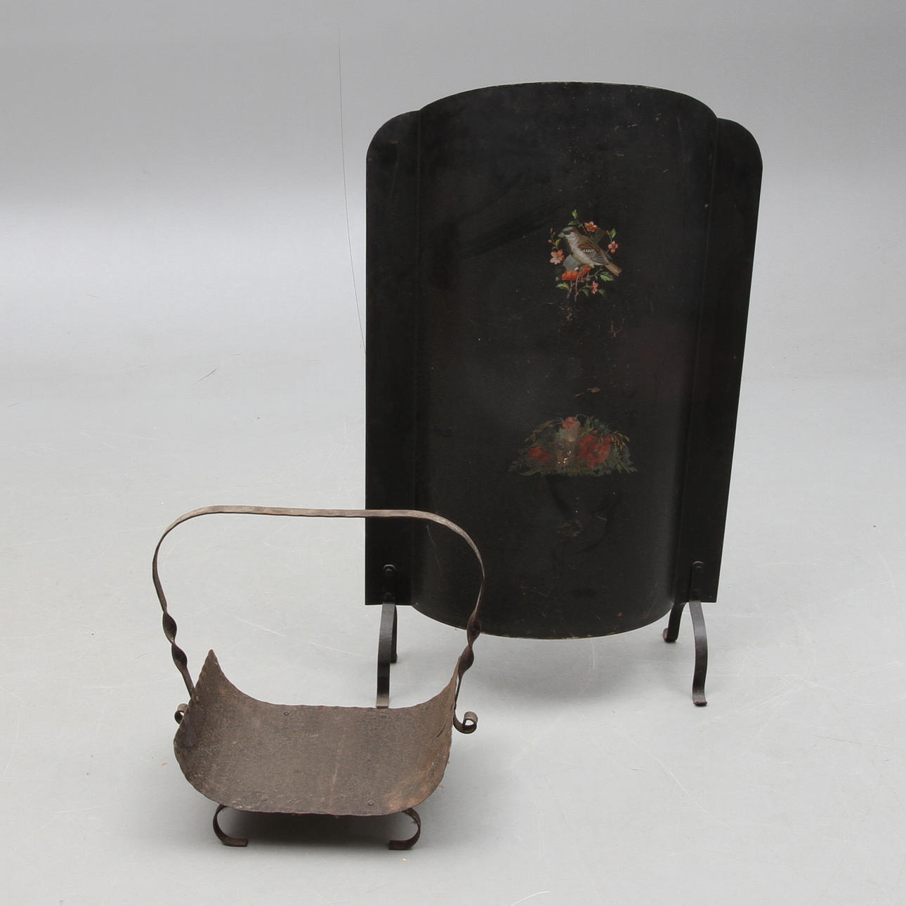 BRASSKYDD samt VEDKORG, metall, 1900-talets början.