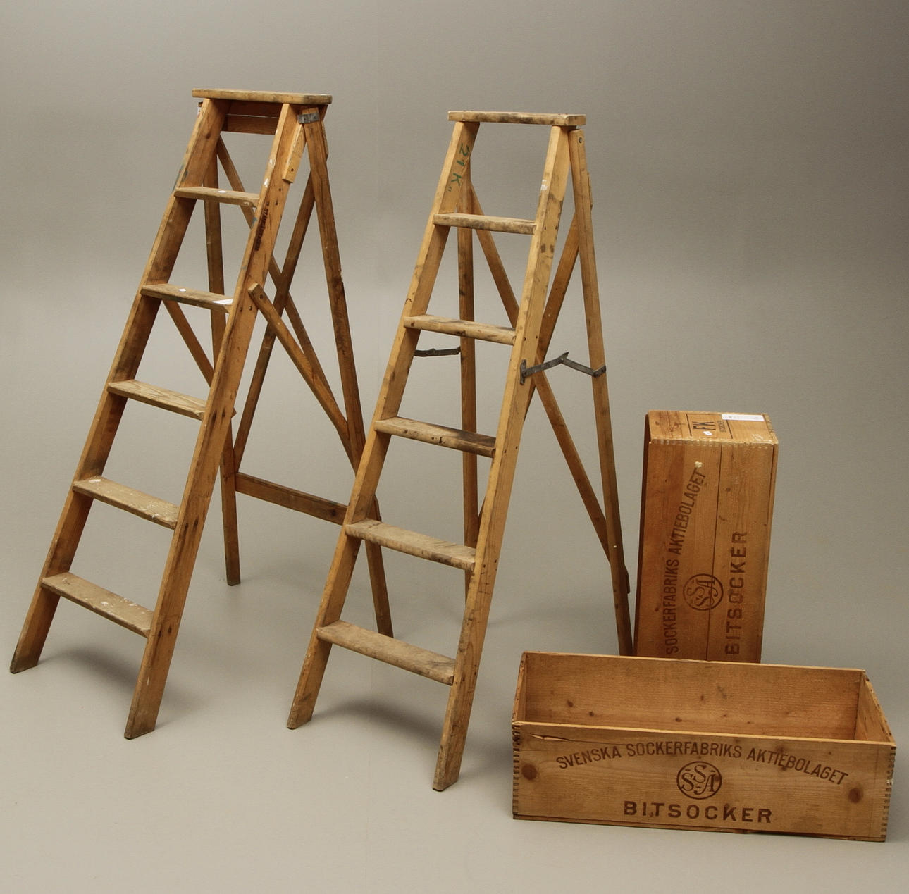 FÄLLSTEGAR, 2 st samt SOCKERLÅDOR, 2 st.