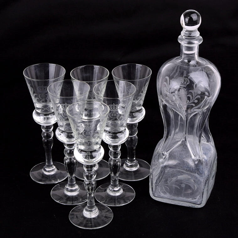 KLUCKFLASKA med 6 st SNAPSGLAS, monogram Gustaf III.
