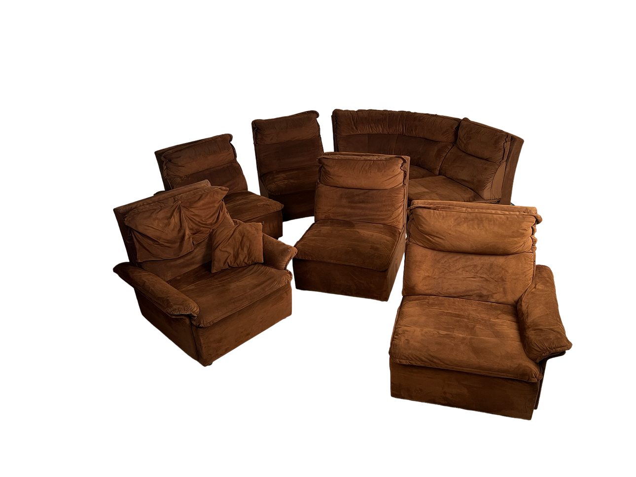 Laaus sohvaelementit ja nojatuoli.