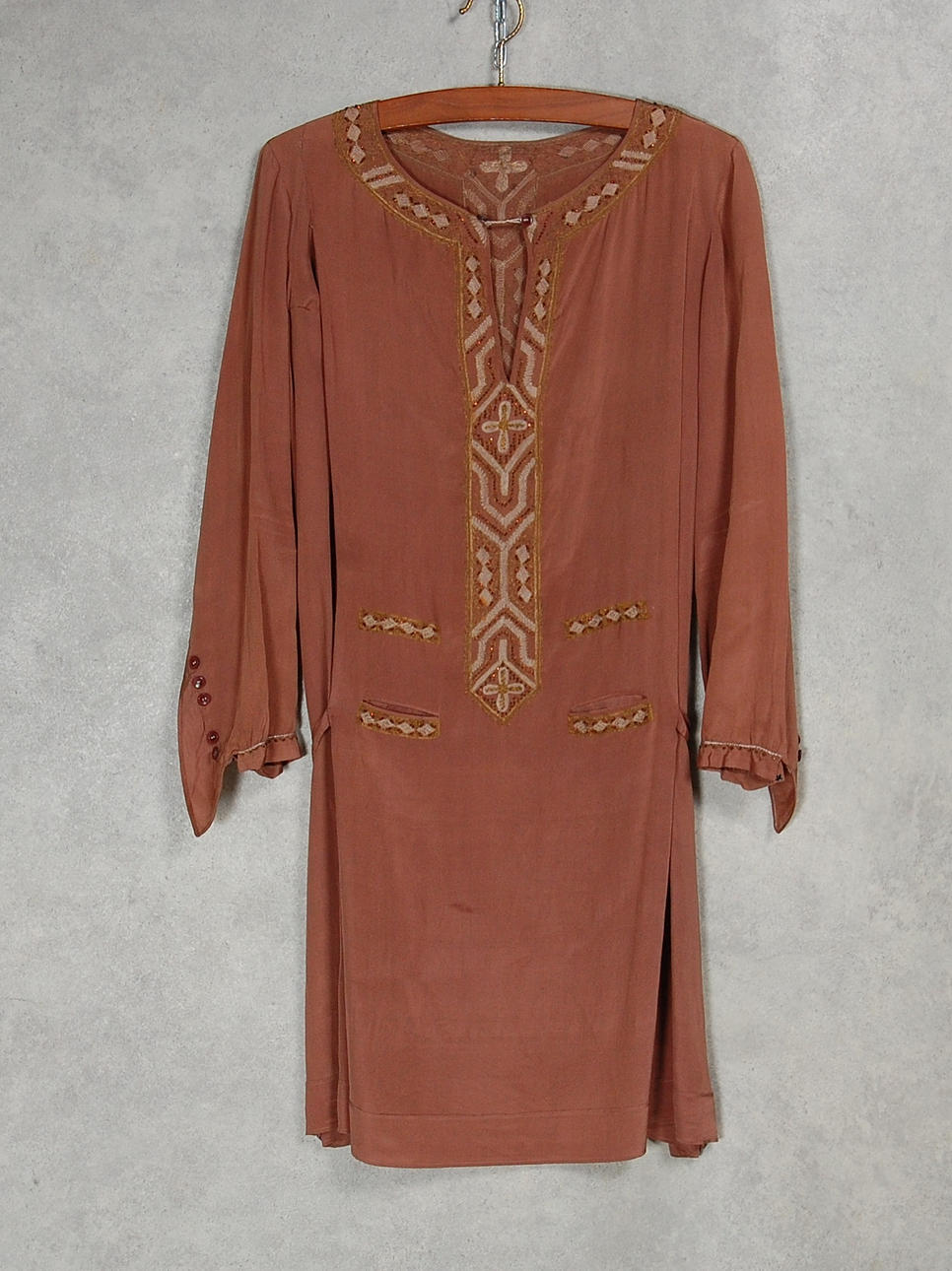 KLÄNNING, KUVERTVÄSKA, 1920-tal, siden med pärlbroderier.