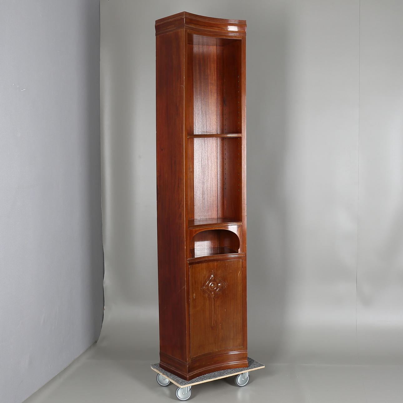 HÖRNSKÅP i mahognyfanér. 1900-talets andra hälft.