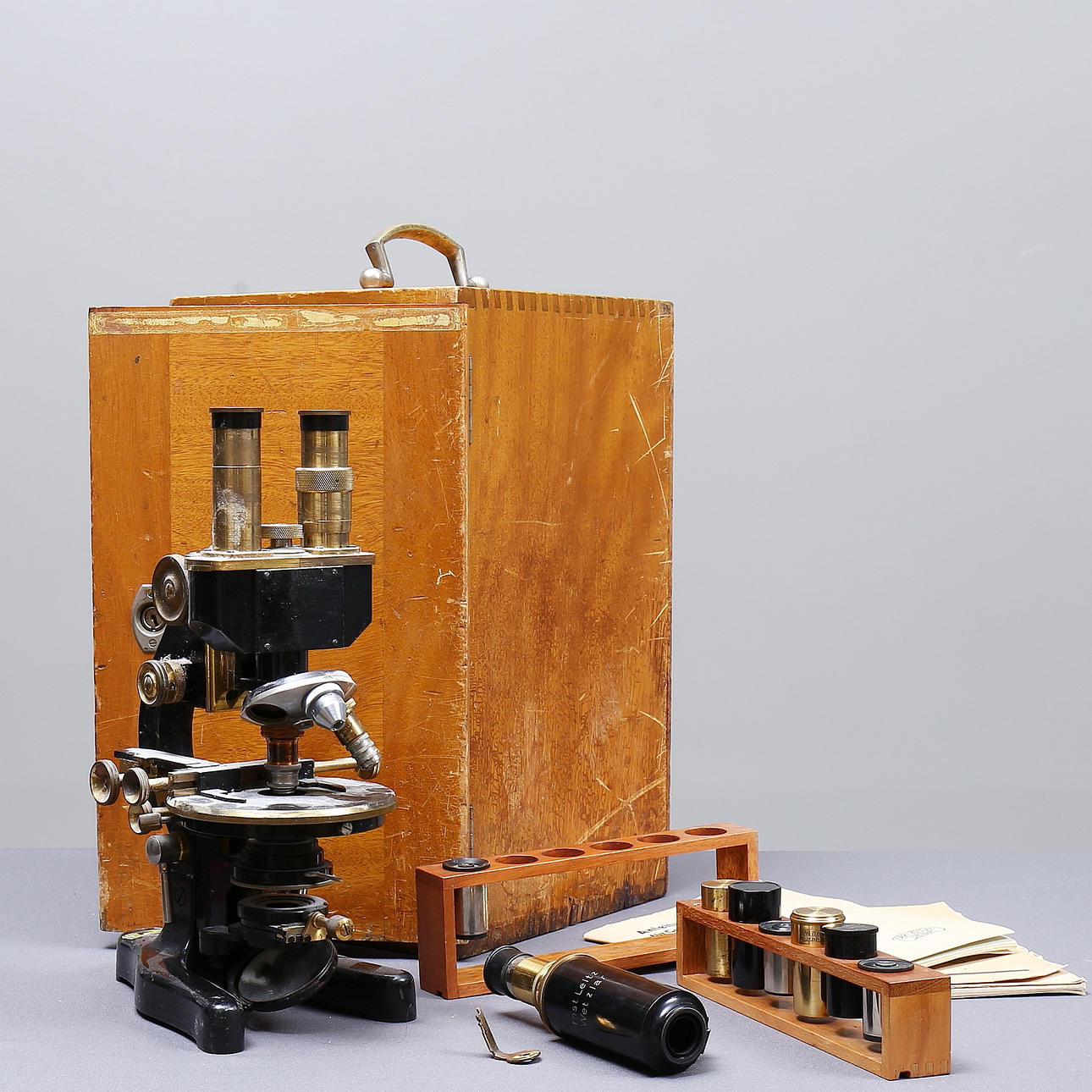 MICROSCOPE, Ernst Leitz Wetzlar, with accessories and treasure chest, 1930s.