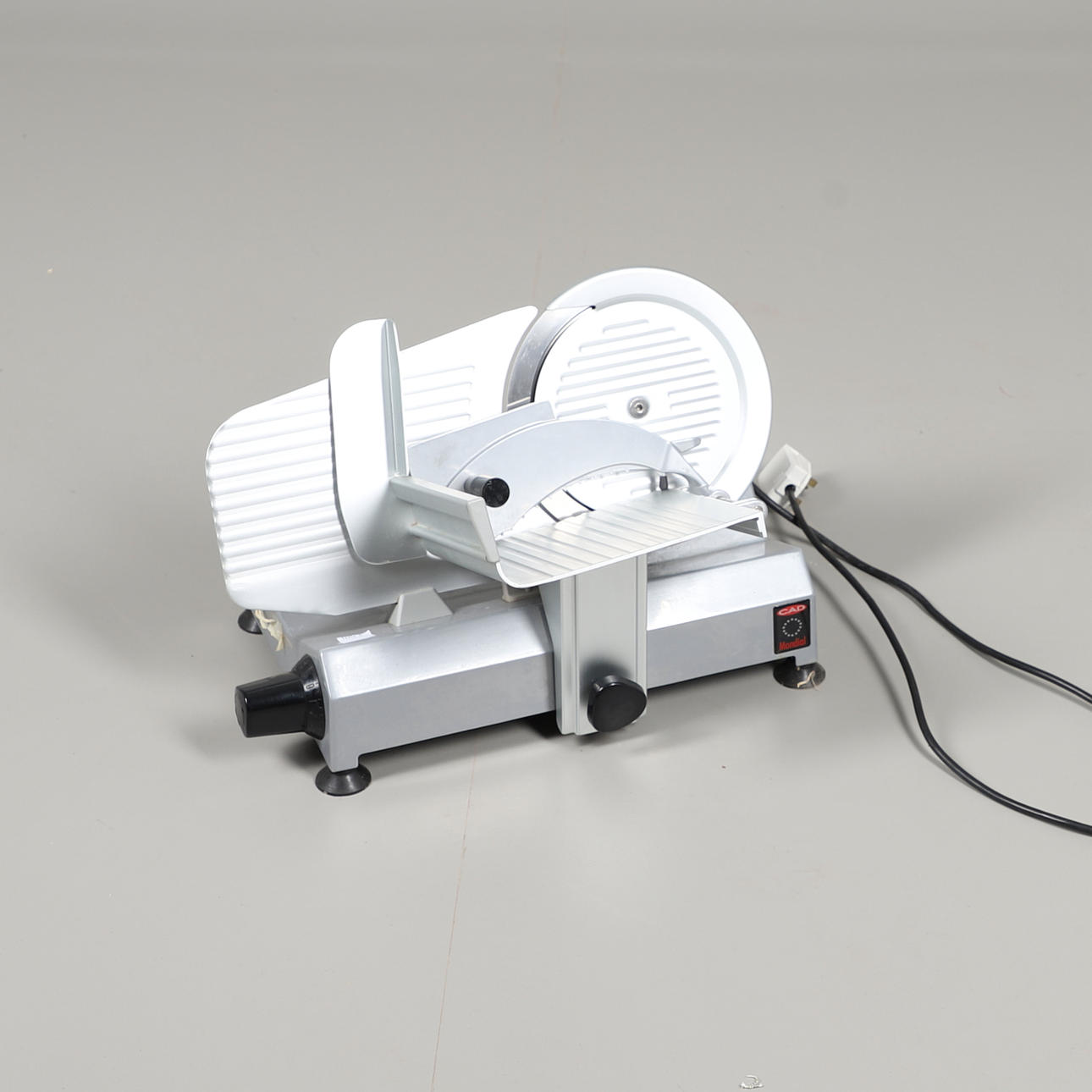 UNA CORTADORA DE CARNE ELÉCTRICA.