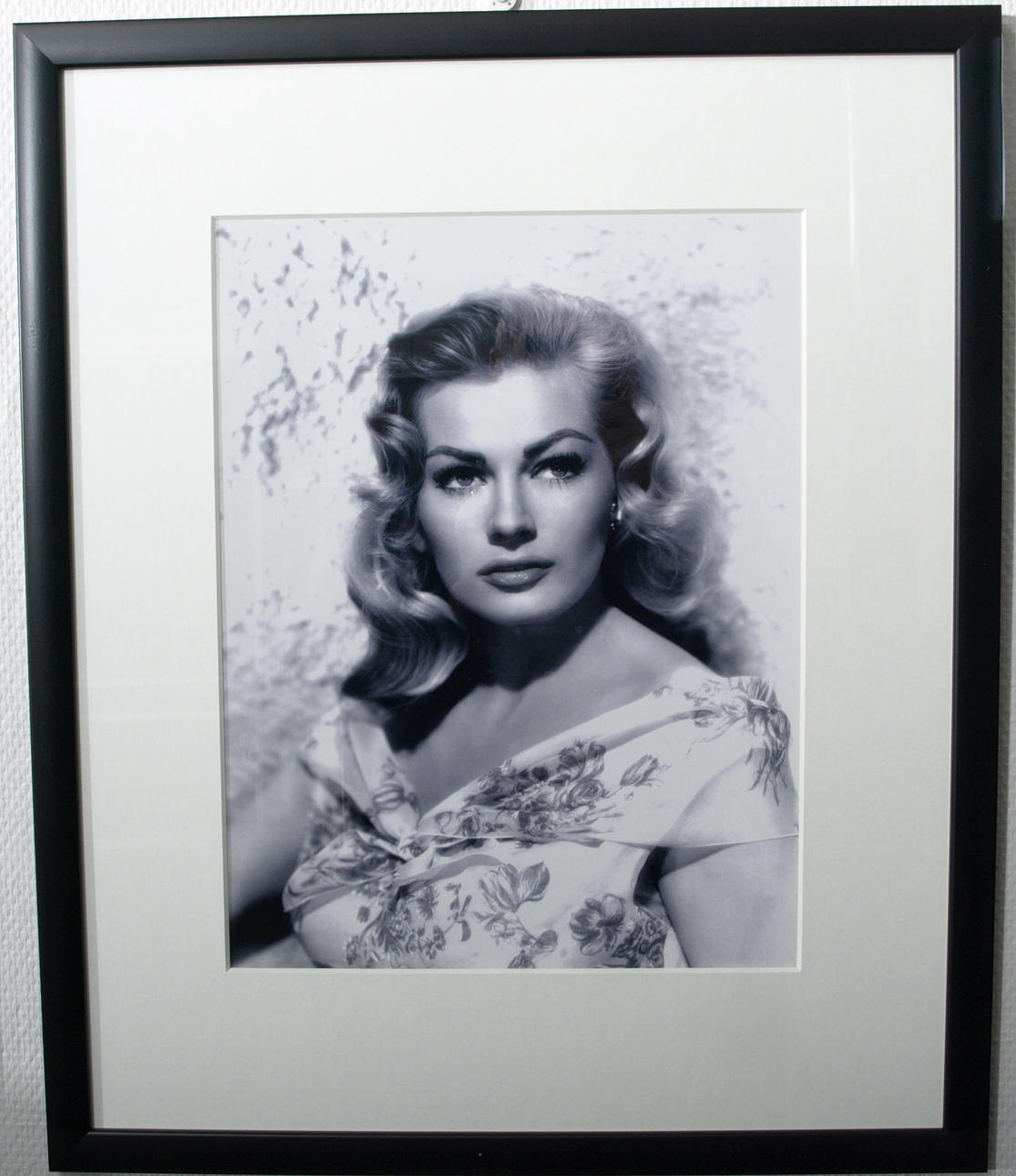FOTOGRAFI, "Krig och fred", Anita Ekberg.