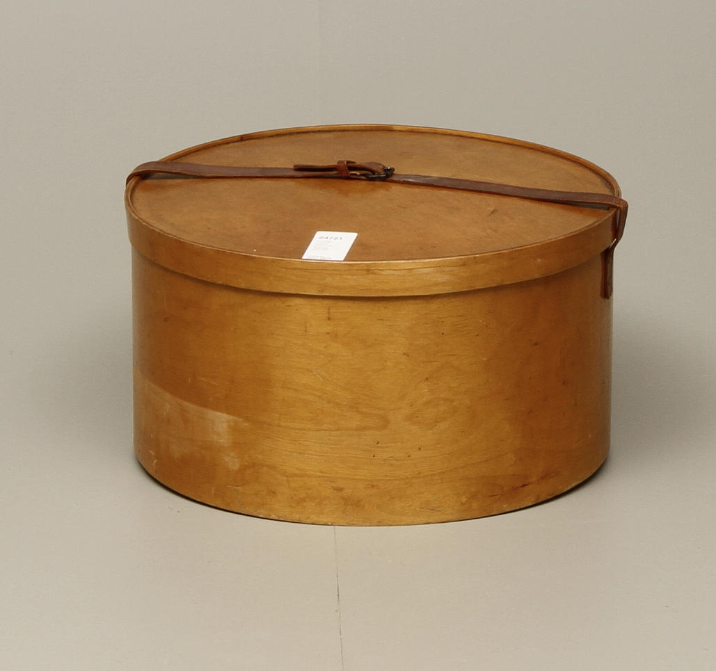 HATTASK, "Luterma, Estland". Skiktlimmad björkfanér, 1900-talets första hälft.