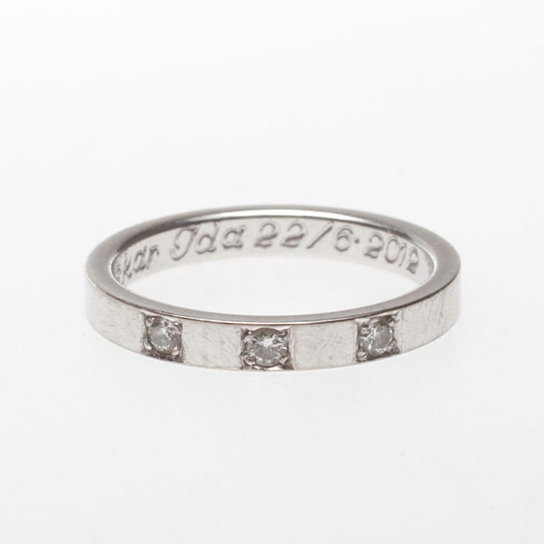 RING, 18k vitguld med 3 slipade diamanter, vikt totalt ca. 3,3 gram.