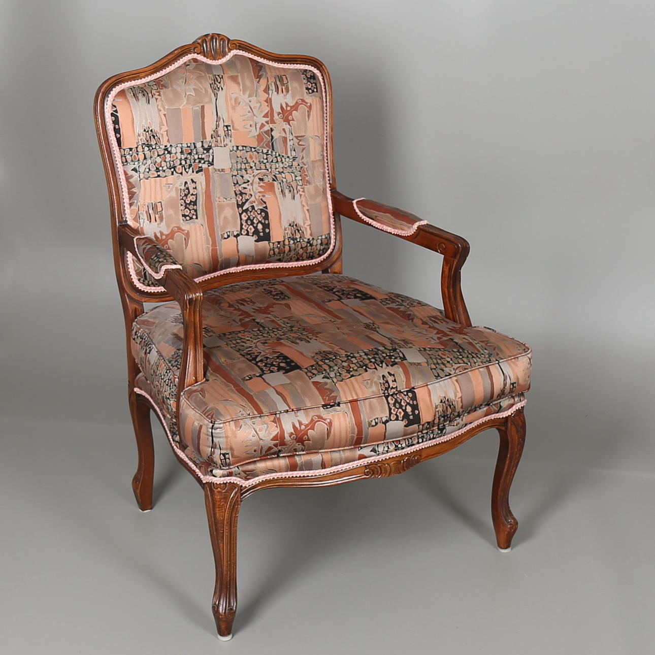 KARMSTOL i rokokostil, snidat bonat trä, 1900-talets andra hälft.