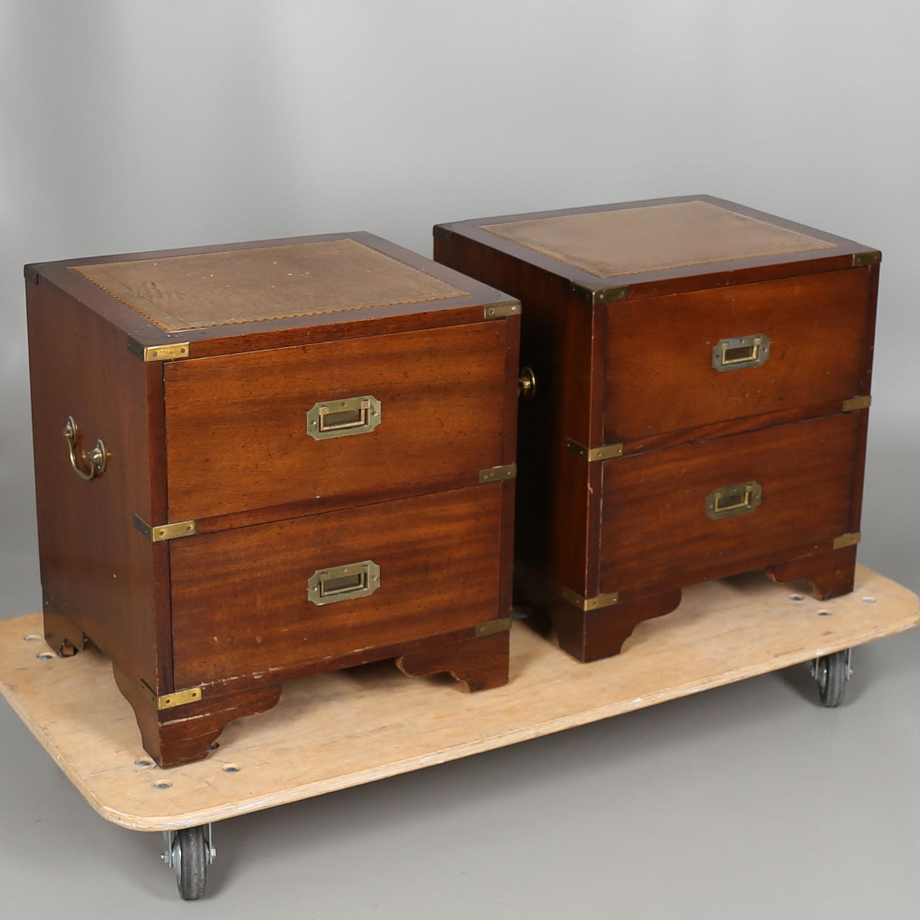 SÄNGBORD i mahognyfanér, ett par, engelsk stil, 1900-talet.