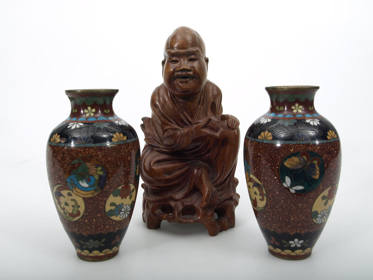 VASER OCH SKULPTUR, cloisonné och trä, Kina, 1900-tal.