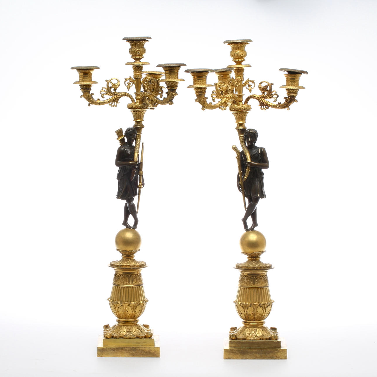 KANDELABRAR 1 par, förgylld och patinerad brons, Frankrike, 1800-talets början.