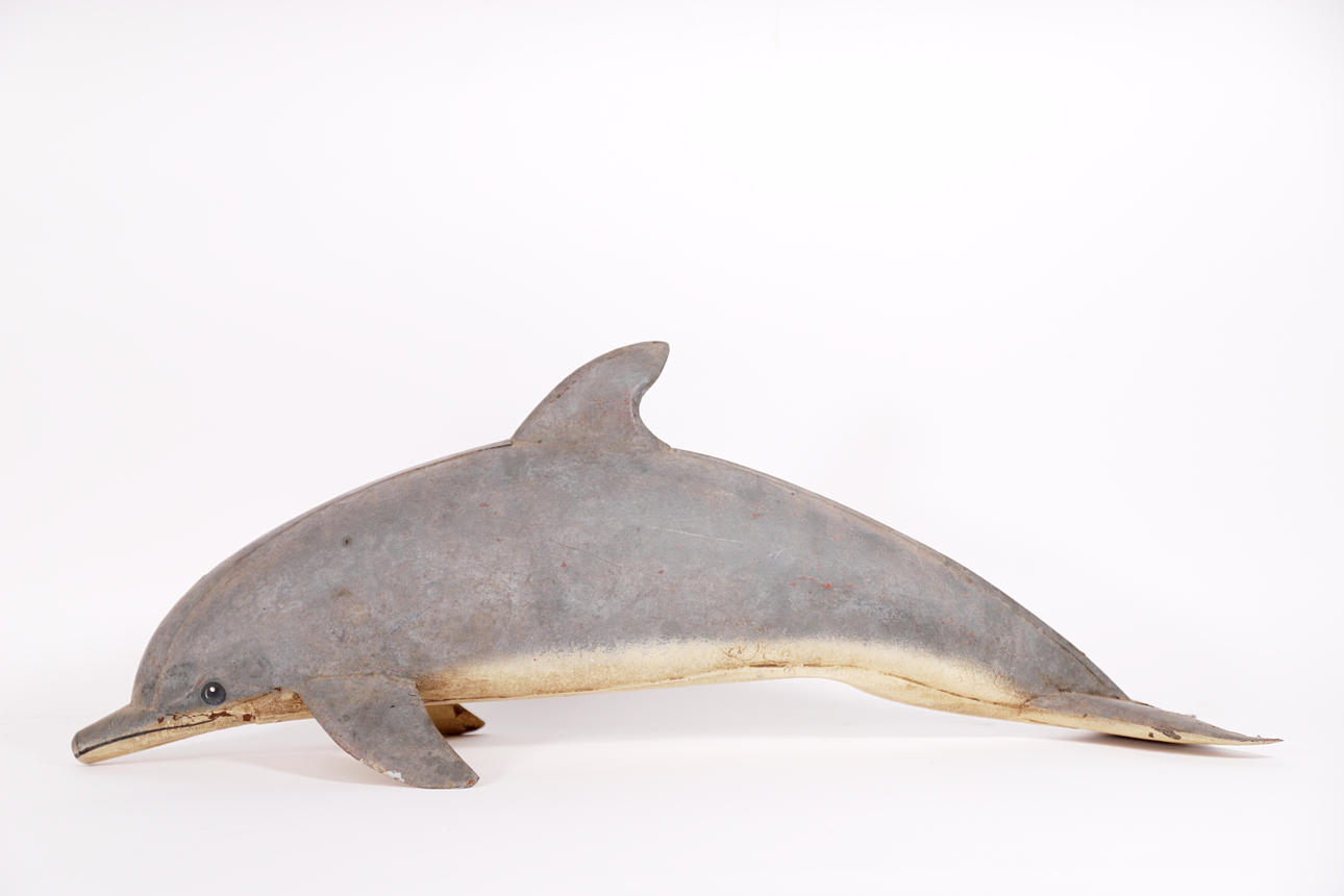 DELFIN-FIGUR. METAL OG JERN. AT HÆNGE.