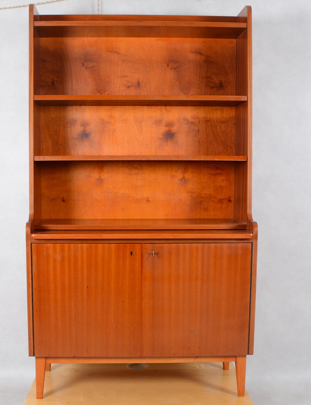 BOKHYLLA MED UNDERSKÅP OCH SKRIVKLAFF, teak.