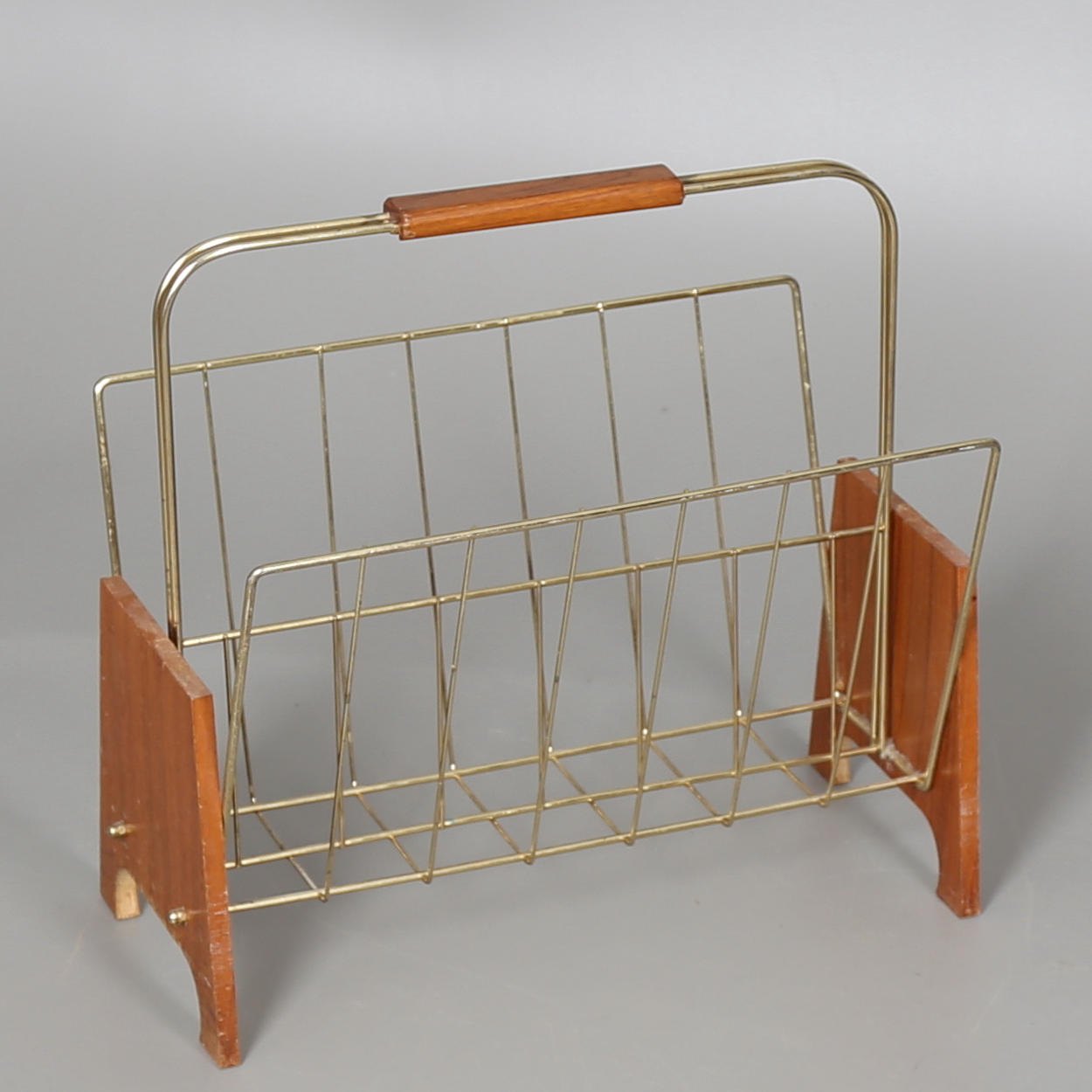 TIDNINGSTÄLL i mässing och teakfaner, 1900-talets mitt.