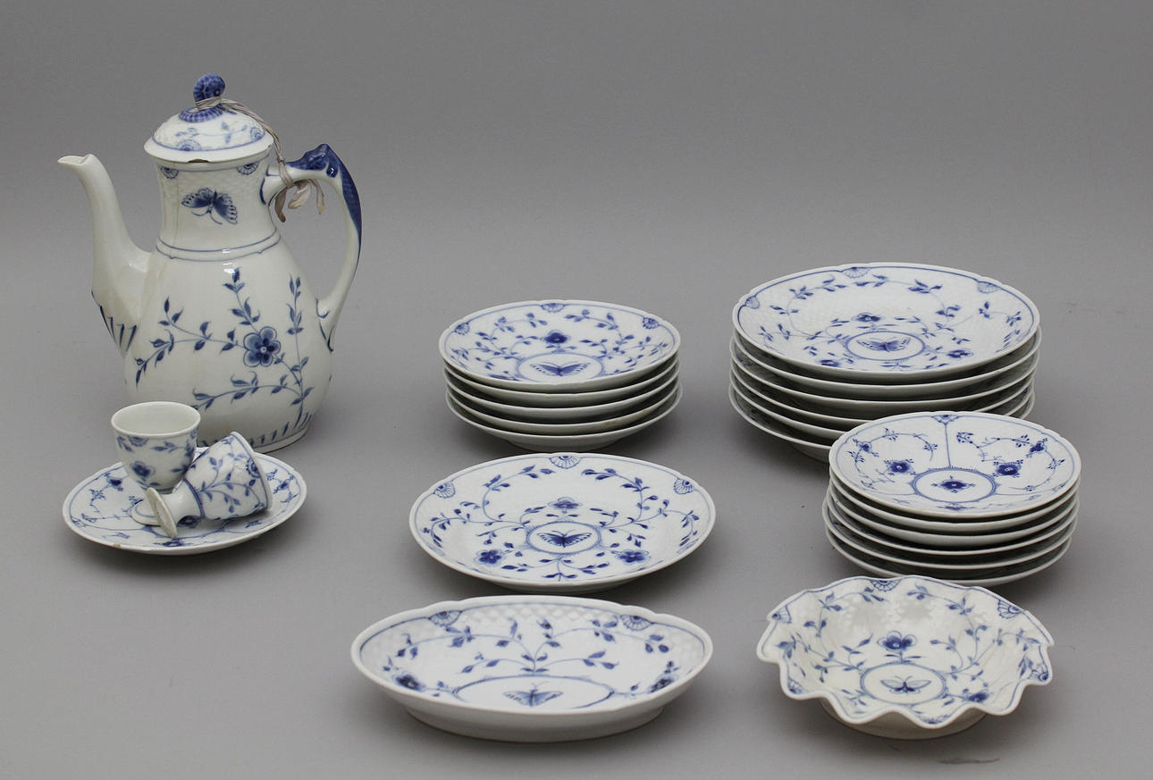 Parti porslin, (20+4) delar. Sommerfugel. Bing & Gröndal. Danmark. ca 1920-tal.