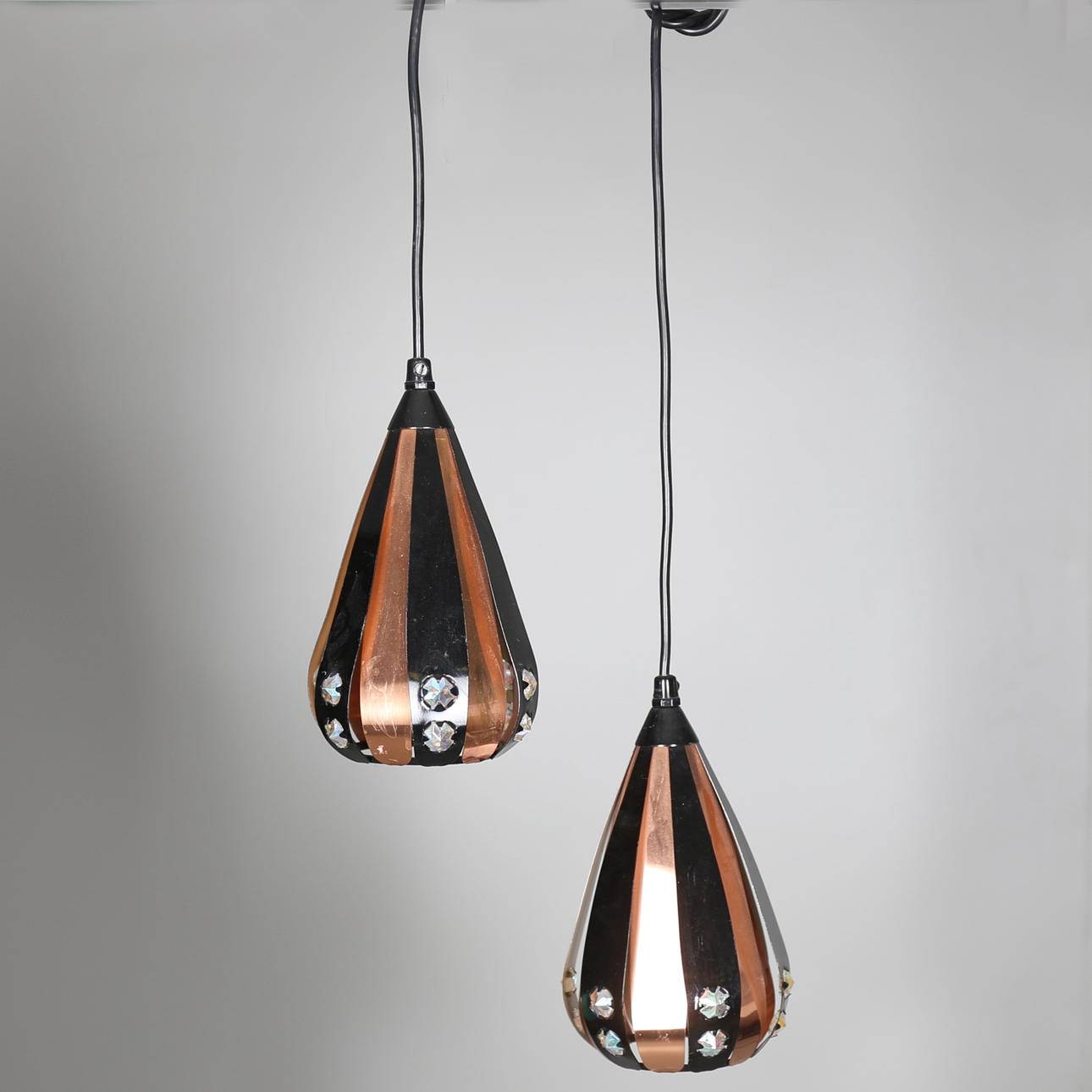 TAKLAMPOR i metall, ett par, "Droppen", Werner Schou för Coronell Electro A/S Danmark. 1970-tal.