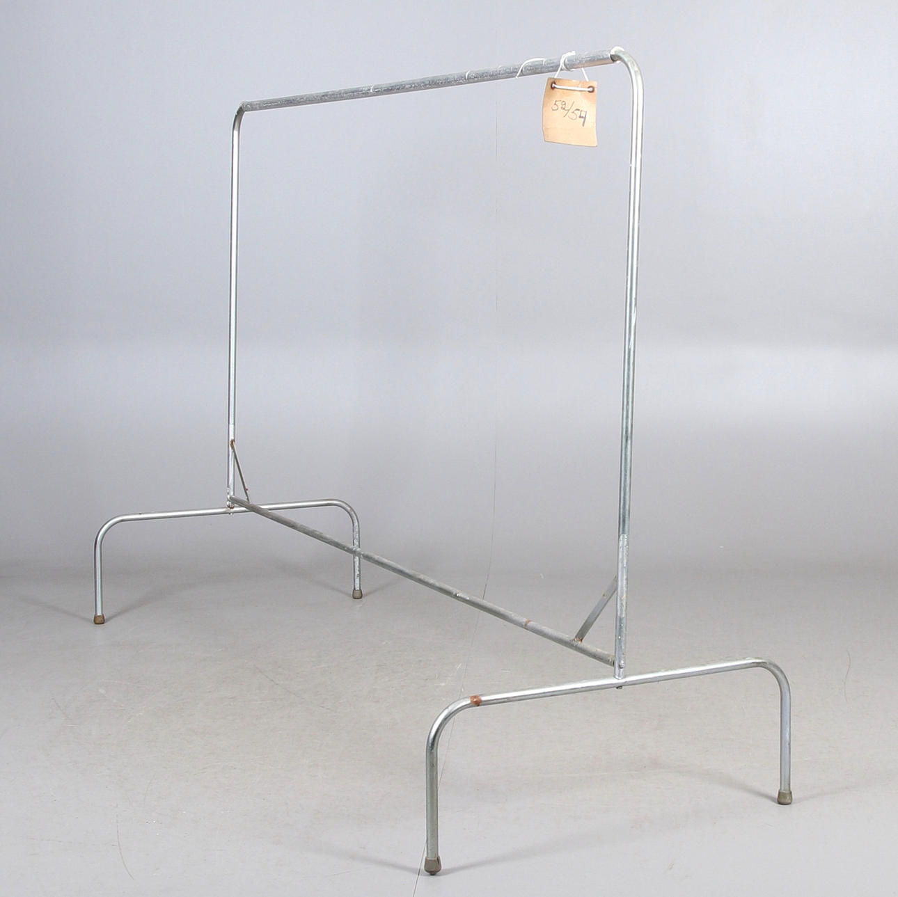 Vaatekaappi, metallia. 1950-luku.