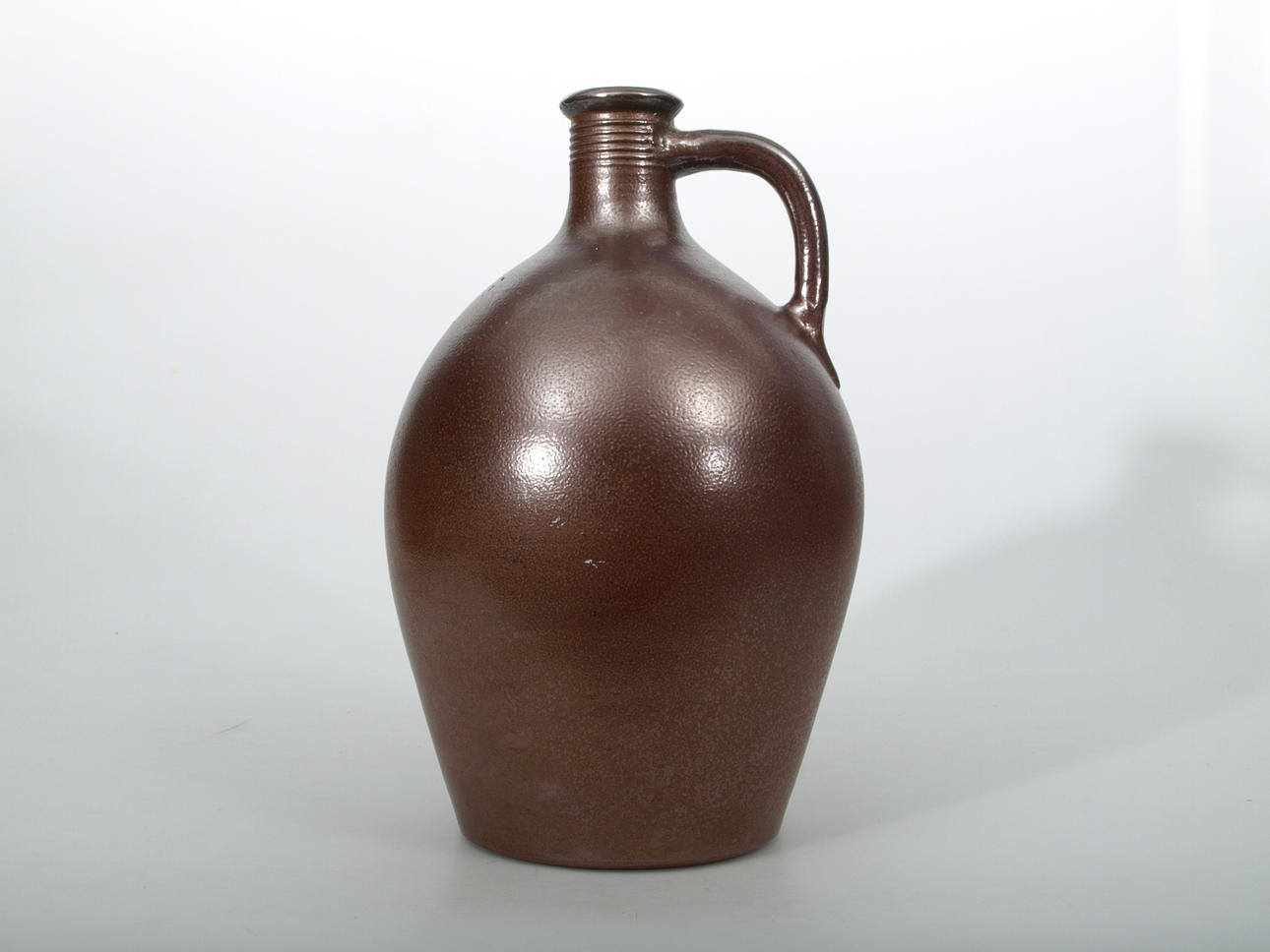 SVEN PALM. Krus, stengods, Höganäs, signerat.