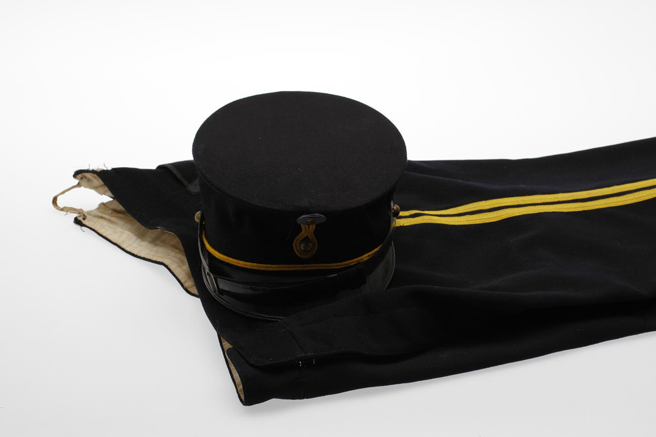 MILITÄRUNIFORMSDELAR, 2 st, Sverige, 1900-talets första kvartal.