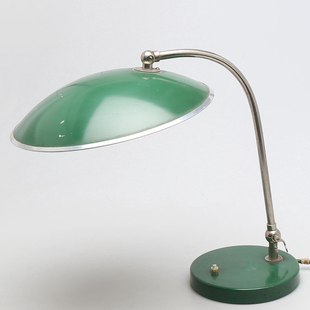 INDUSTRILAMPA i metall, bordsmodell, funkis, 1900-tal.