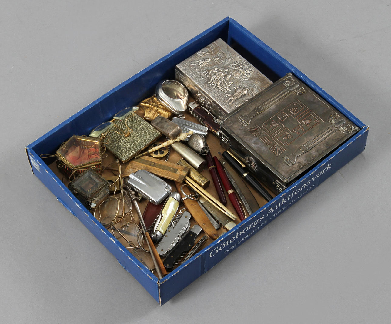 DIVERSE. Skrin, fickknivar, tändare , fickursställ mm.