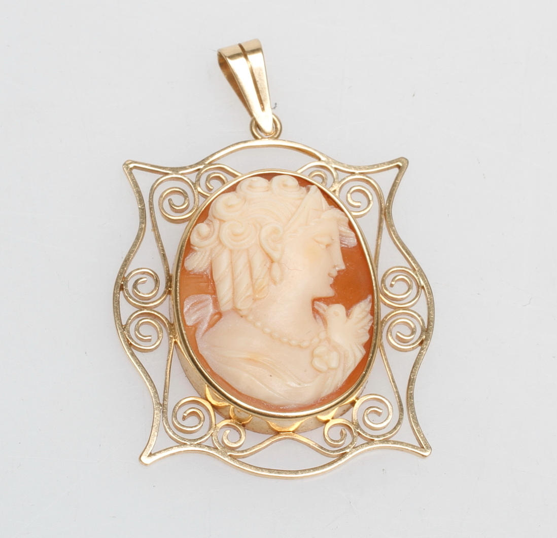 CAMEHÄNGE, 18k guld, total vikt ca 5,5 gr.