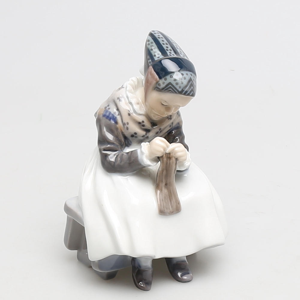 FIGURIN i porslin, Amagerflicka, Royal Copenhagen, Danmark.