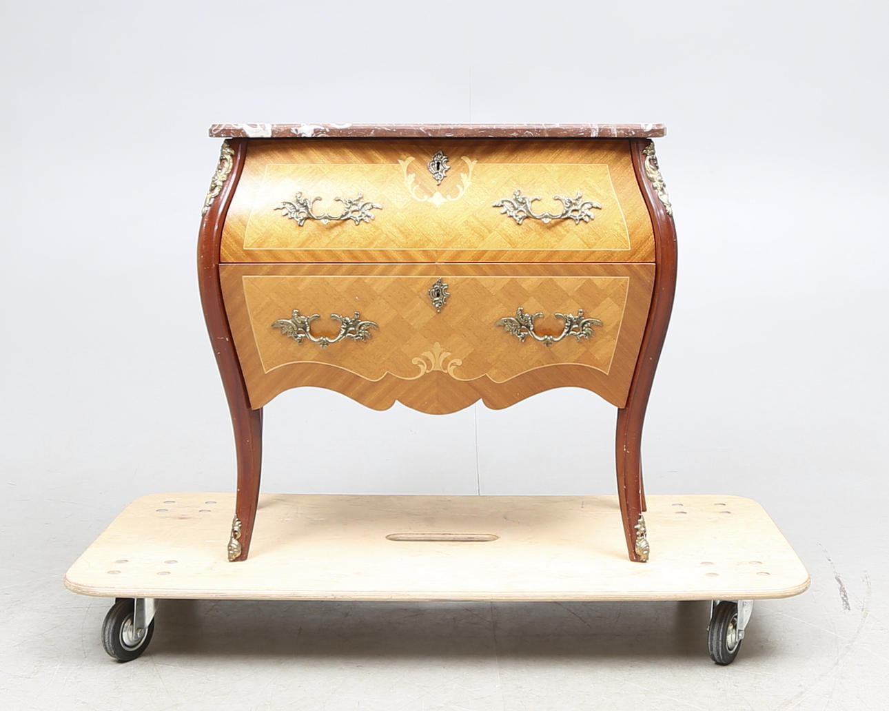 BYRÅ, rokokostil, 1900-tal.