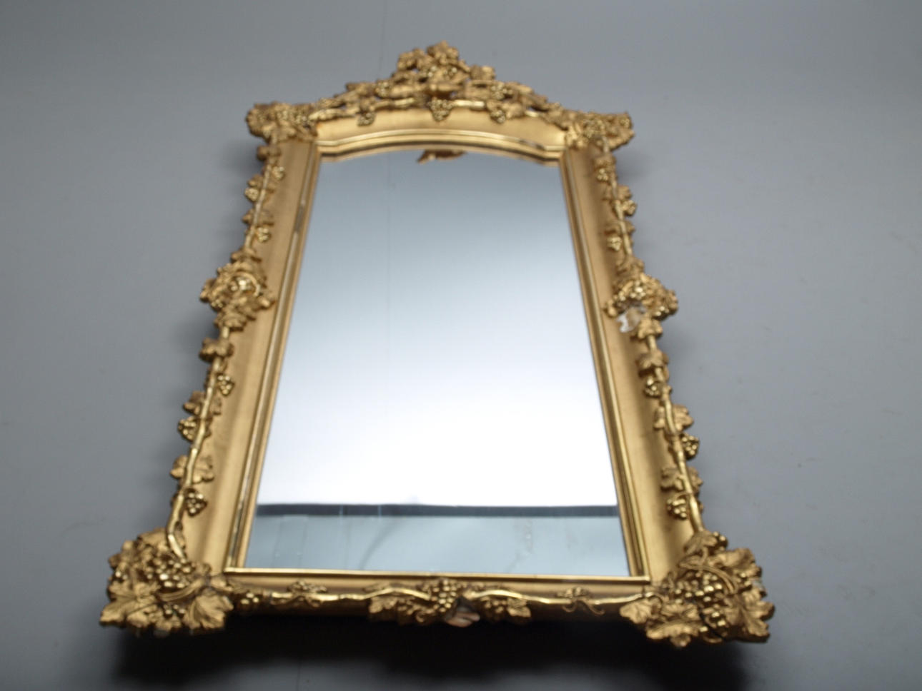 SPEGEL, trä och gips, förgylld, nyrokoko.