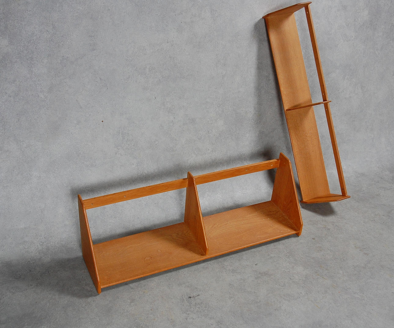 HANS J WEGNER. 1914-2007, vägghyllor, 2 st, för Ry Möbler, 1900-talets mitt.