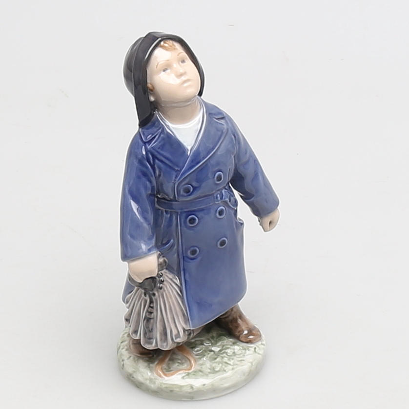 FIGURIN i porslin, pojke med paraply, Royal Copenhagen, Danmark.
