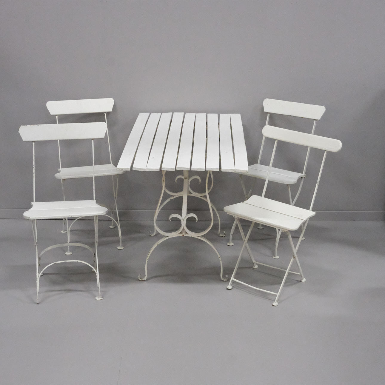 TRÄDGÅRDSGRUPP, VITMÅLAD.