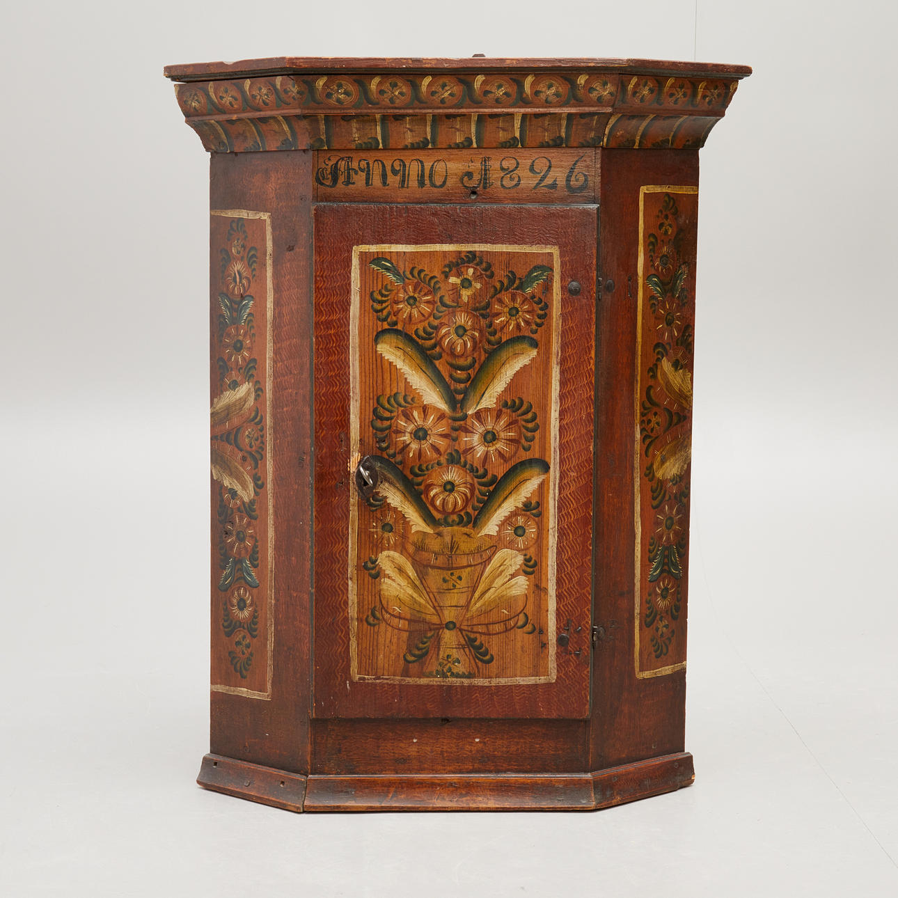 HÖRNSKÅP, allmoge, kurbitsmålad, daterad 1826.